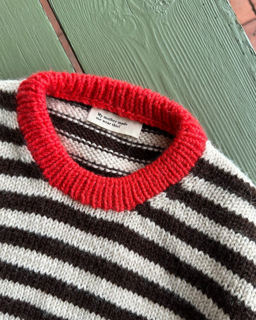 Tekstillabel med teksten "My mother made me wear this!" i Holger sweater
