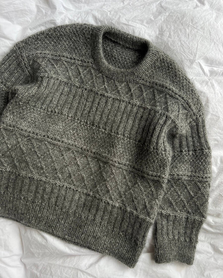 Kvinde iført lys Ingrid Sweater