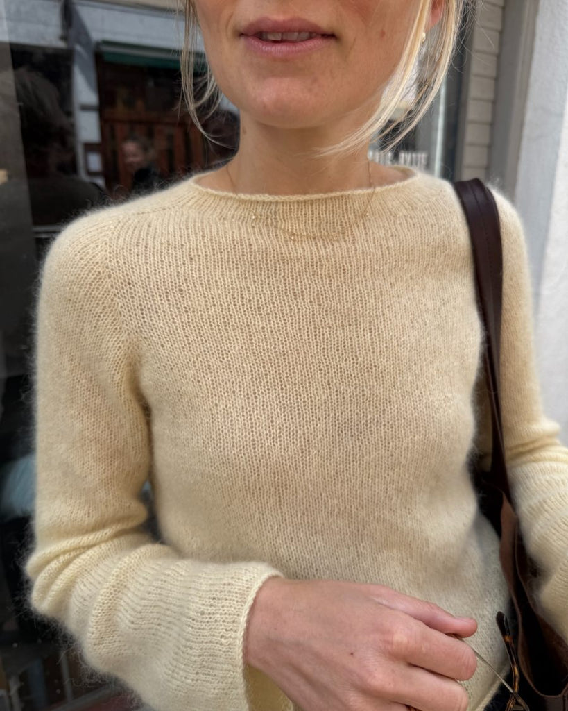 Closeup af kvinde med gul Ivy Blouse
