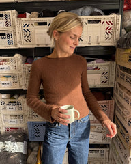 Kvinde iført brun Ivy Blouse