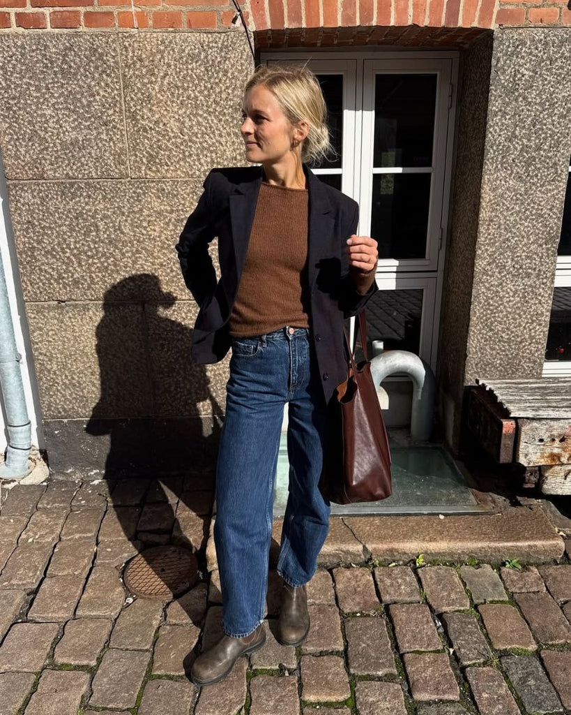 Kvinde iført brun Ivy Blouse