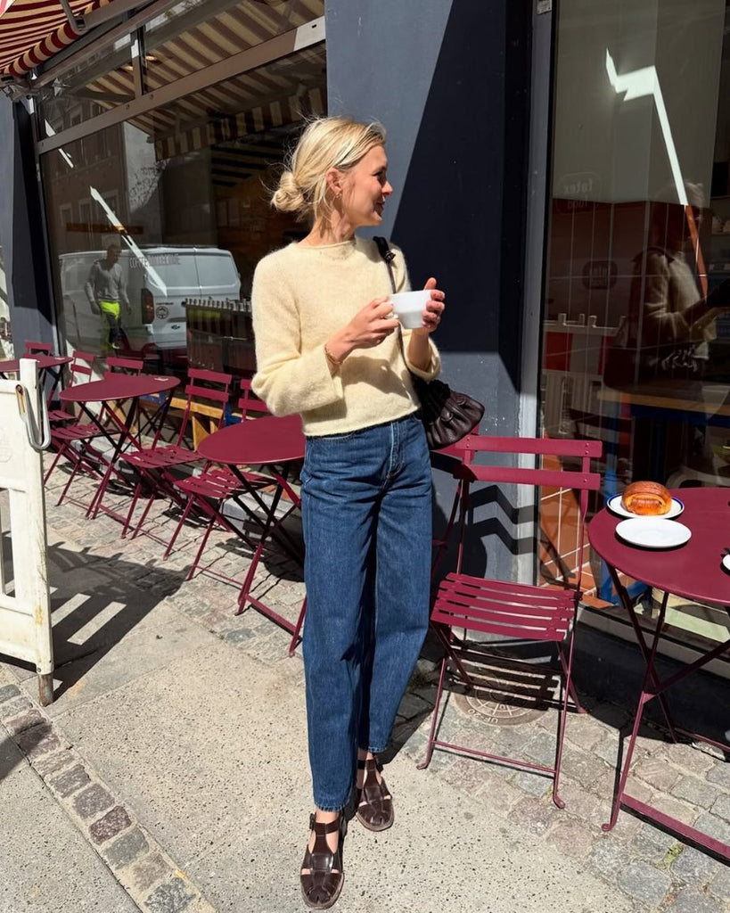 Kvinde med gul Ivy Blouse