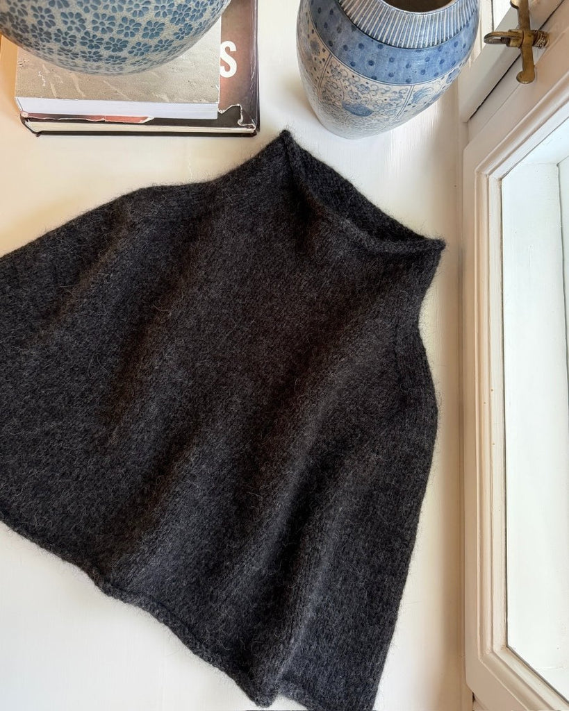 Grå Ivy Cape liggende i vindueskarm