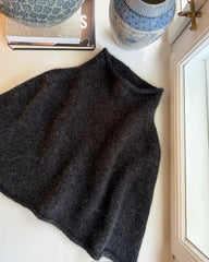 Grå Ivy Cape liggende i vindueskarm