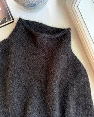 Grå Ivy Cape liggende i vindueskarm