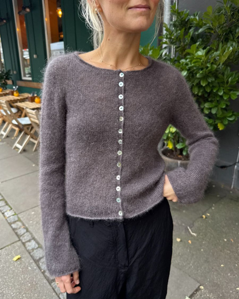 Kvinde iført mørkelilla Ivy Cardigan 