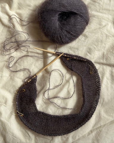 Procesbillede af mørkelilla Ivy Cardigan