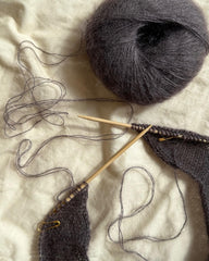 Procesbillede af mørkelilla Ivy Cardigan