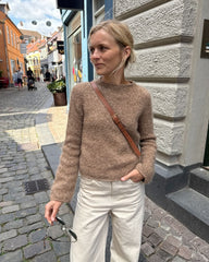 Kvinde iført brun Ivy Sweater