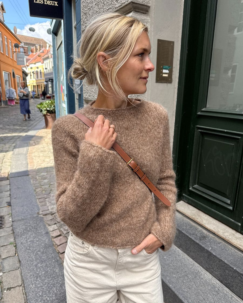 Kvinde iført brun Ivy Sweater