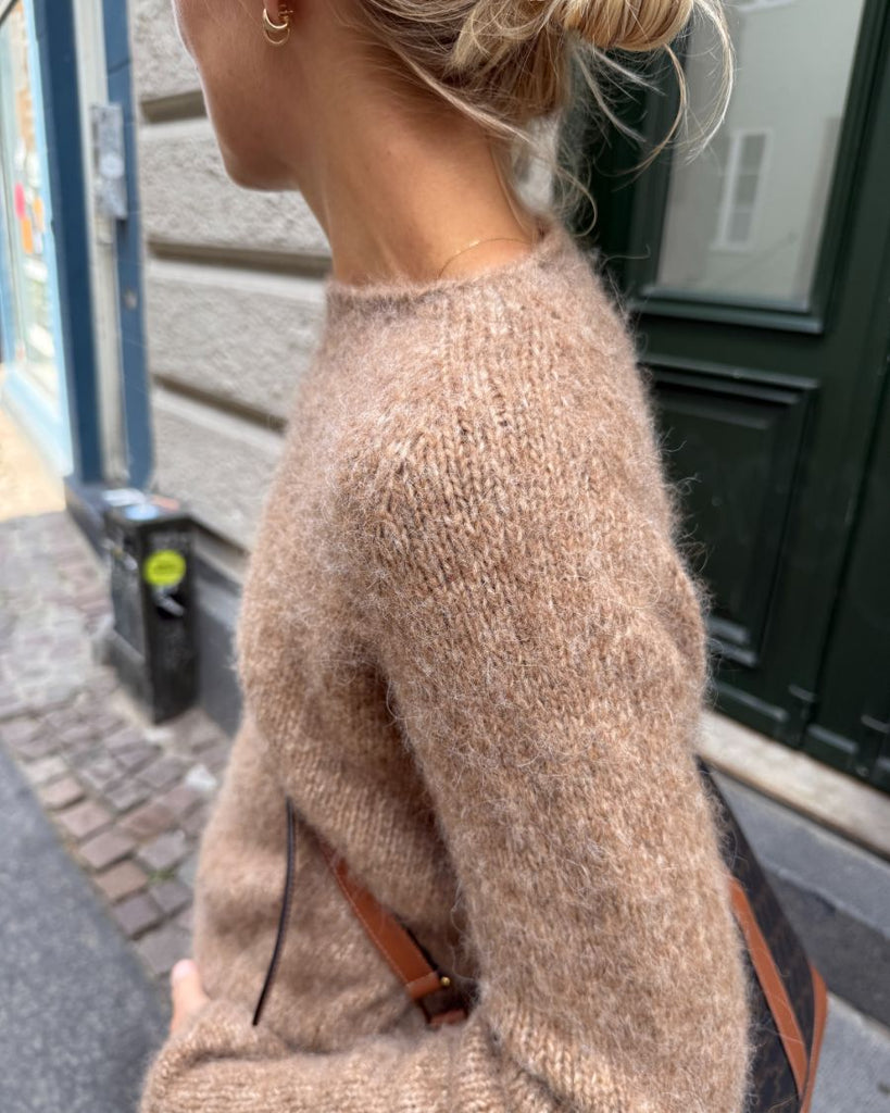 Skulderdetalje på brun Ivy Sweater