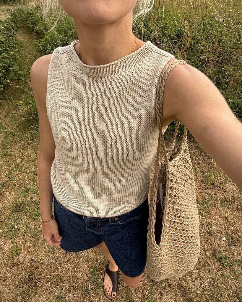 Kvinde med beige Ivy Top og brun Coast Bag 