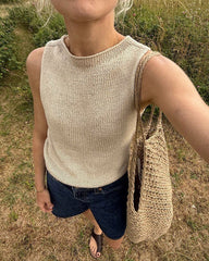 Kvinde med beige Ivy Top og brun Coast Bag 