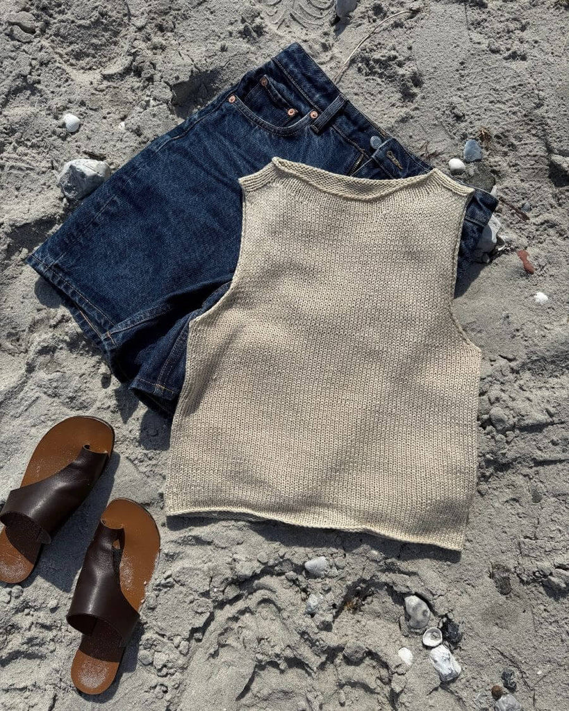 Beige Ivy Top liggende på strand