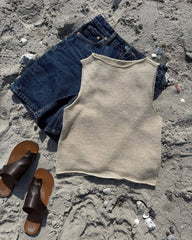 Beige Ivy Top liggende på strand