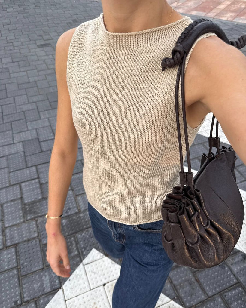Kvinde iført beige Ivy Top