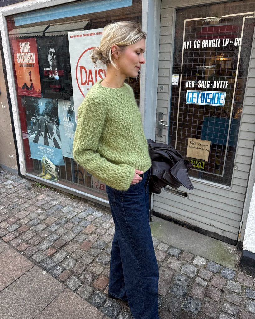 Kvinde iført grøn Jenny Blouse