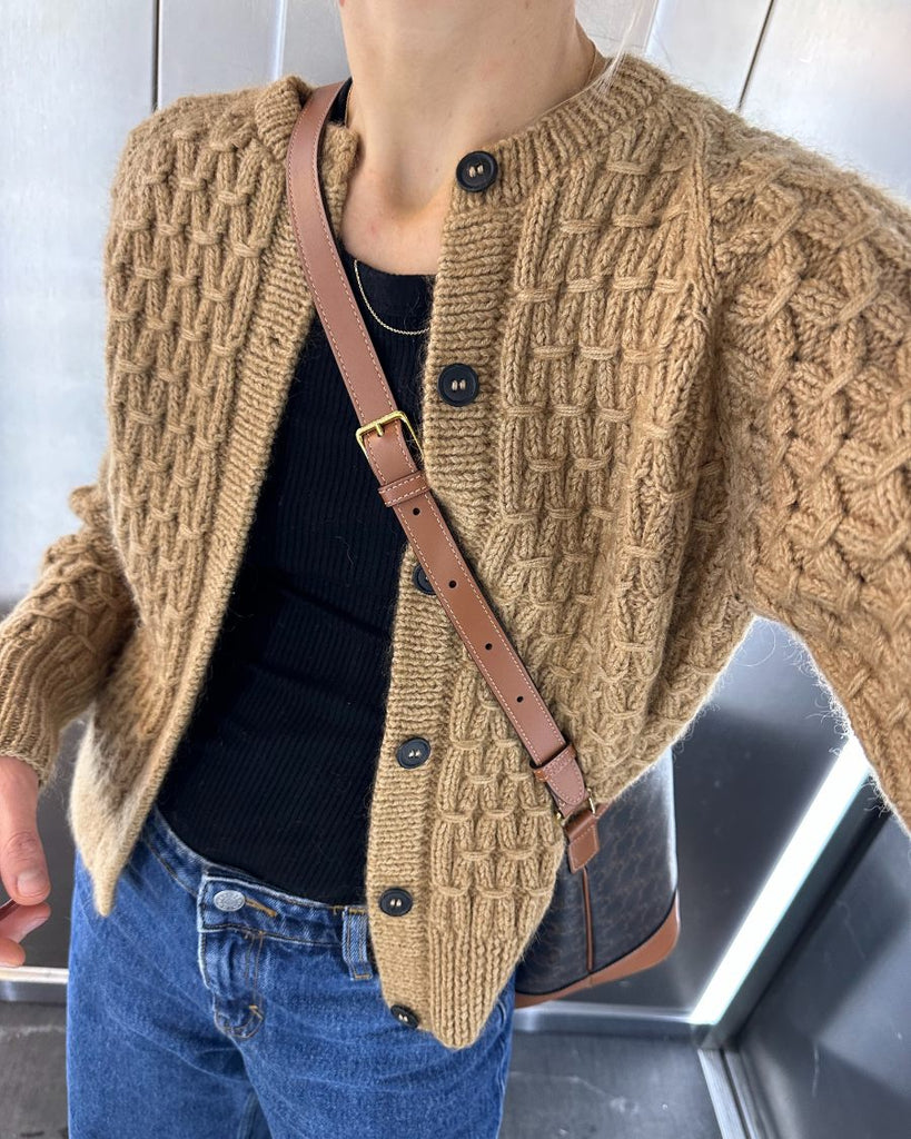 Kvinde med brun Jenny jacket og sorte galalit knapper 