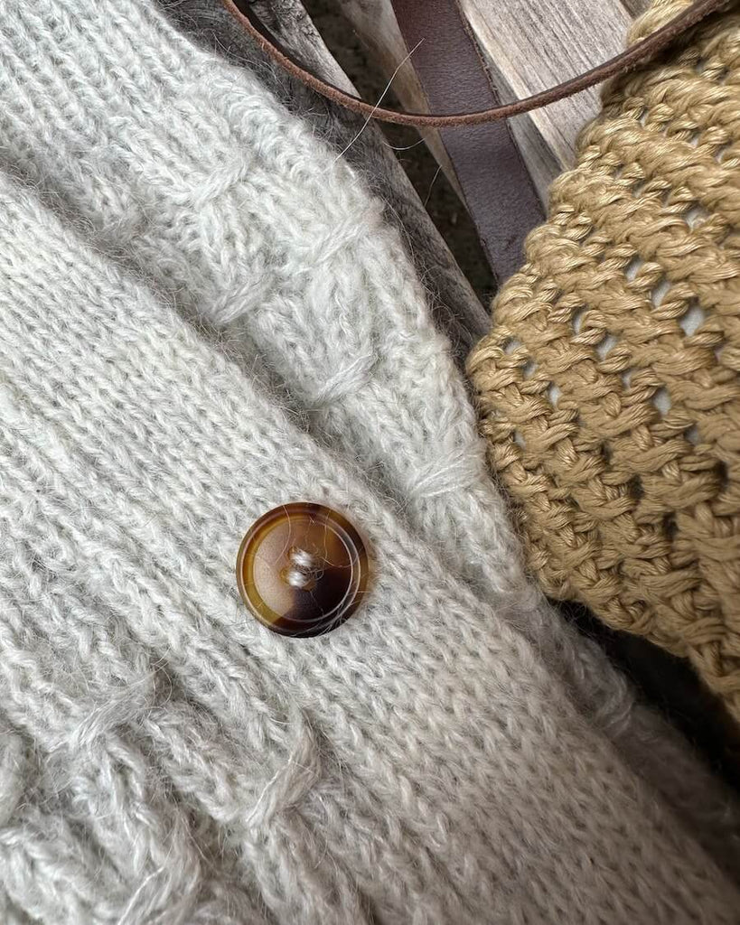 Nærbillede af mørkebrun galalit knap Ø 20 mm på jenny jacket v-neck