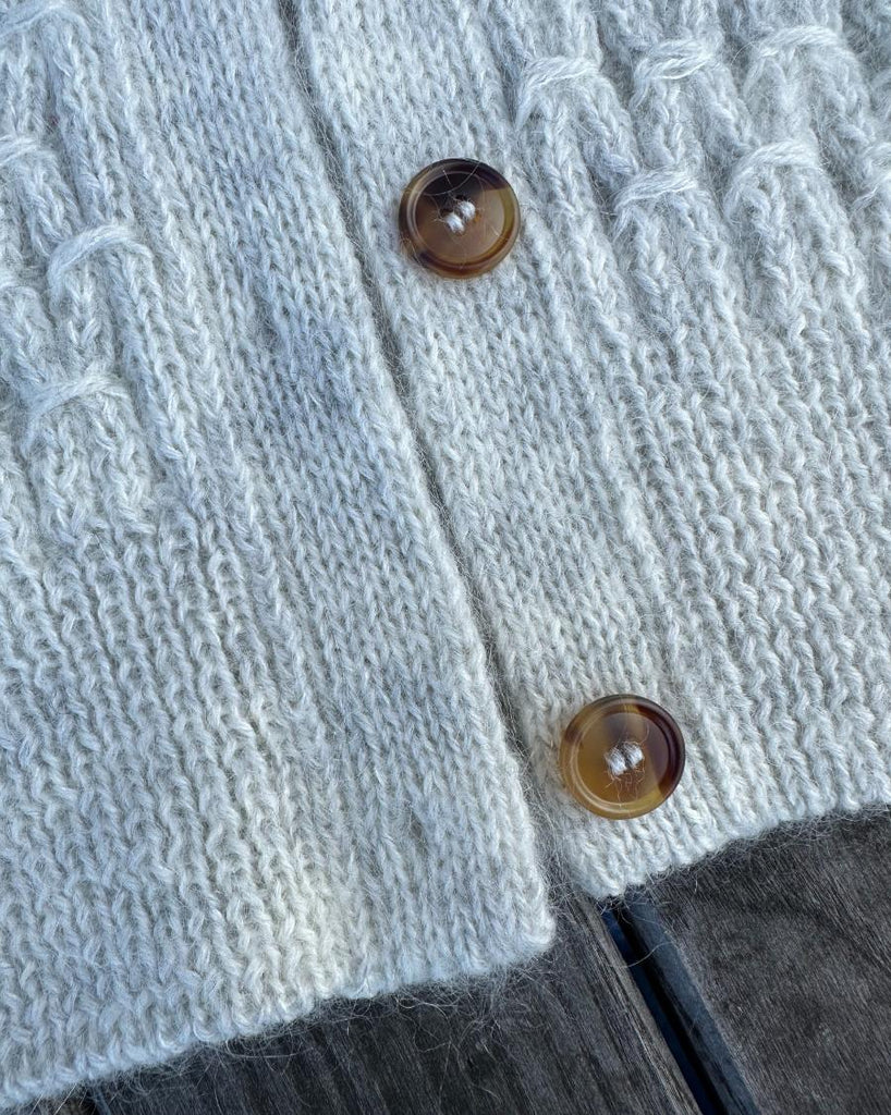Jenny jacket V-neck med mørkebrune galalit knapper