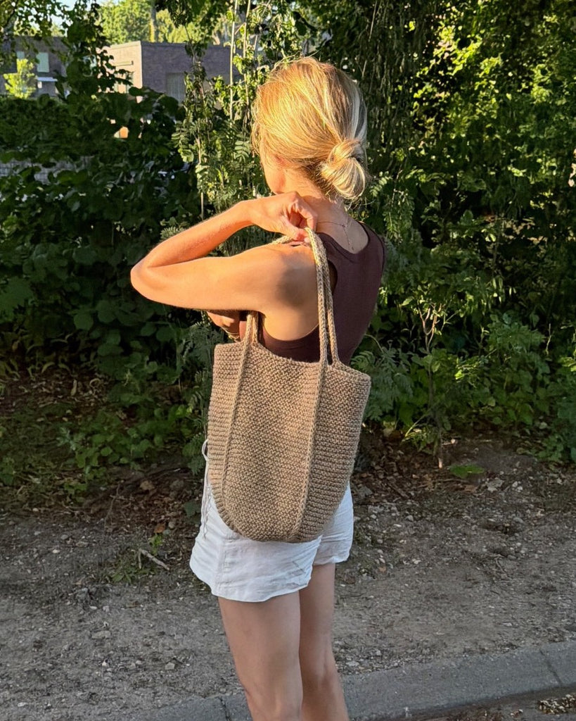 Kvinde med brun Julie Bag over skulderen