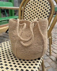 Brun Julie Bag på caféstol