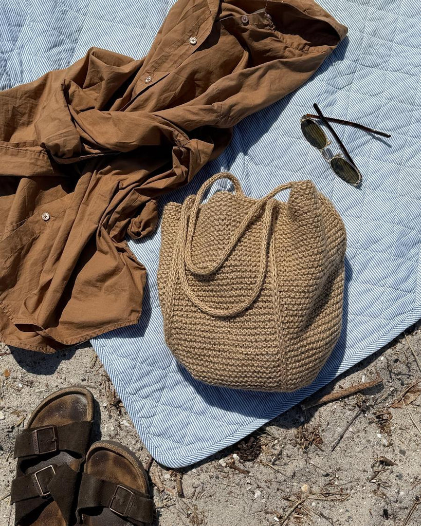 Brun Julie Bag på strandtæppe