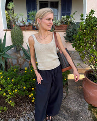 Kvinde iført beige June Top