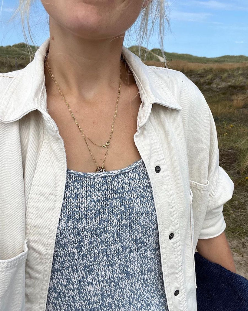 Kvinde iført blåmeleret June Top 