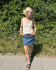 Kvinde iført hvidmelerede June Top 