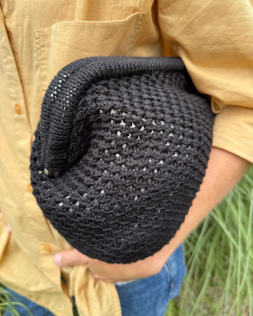 Sort Juno Clutch holdt under armen