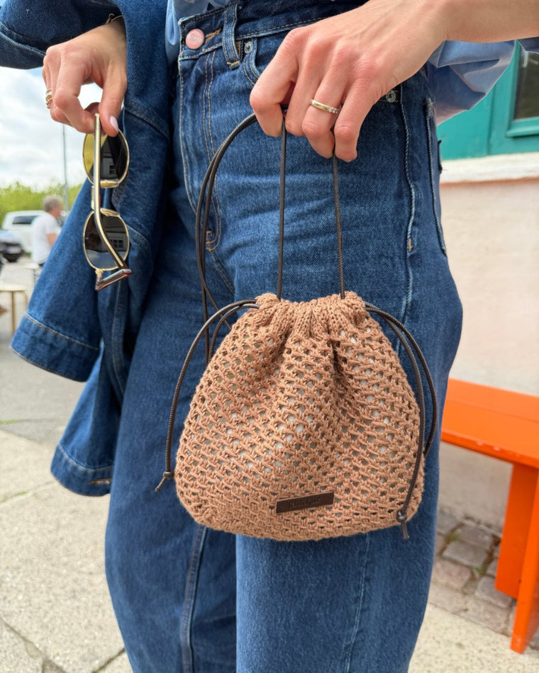 Kvinde med brun Juno Satchel over skulderen