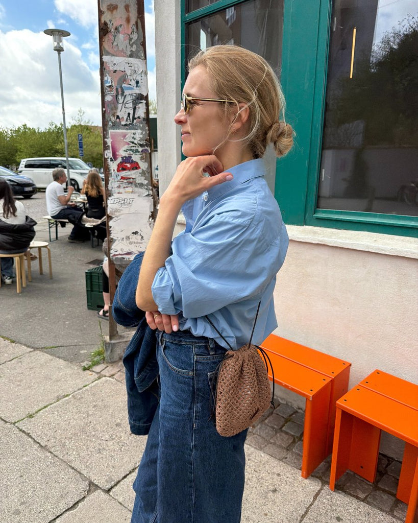Kvinde med brun Juno Satchel over skulderen