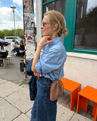 Kvinde med brun Juno Satchel over skulderen