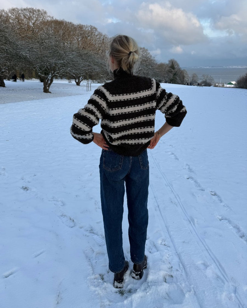 Kvinde iført brun og hvid Key Sweater set bagfra