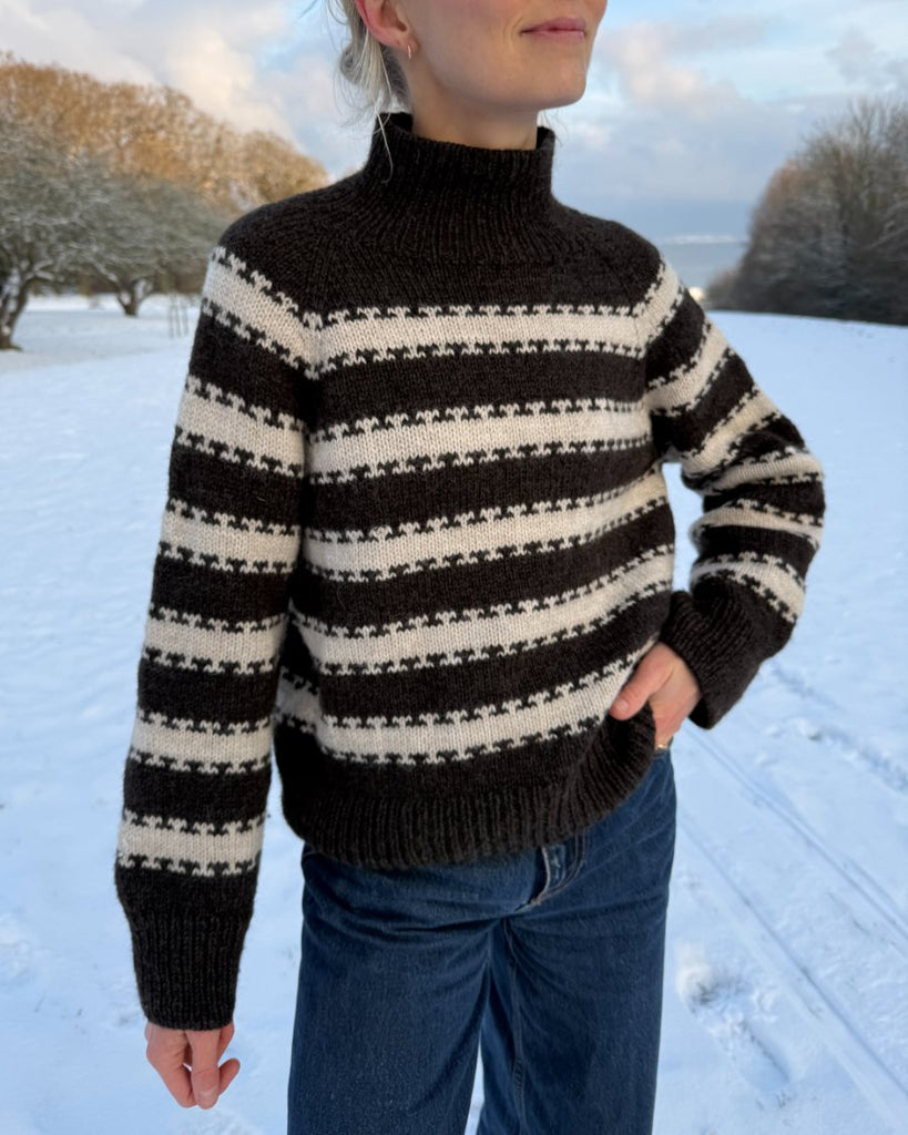 Kvinde iført brun og hvid Key Sweater