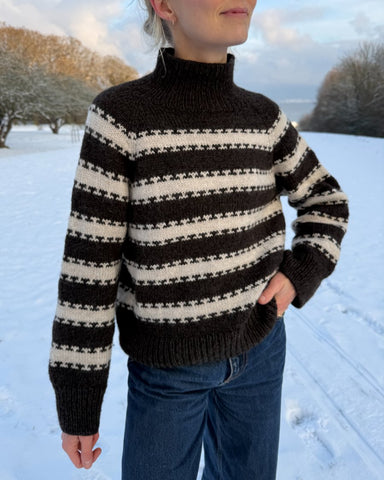 Kvinde iført brun og hvid Key Sweater