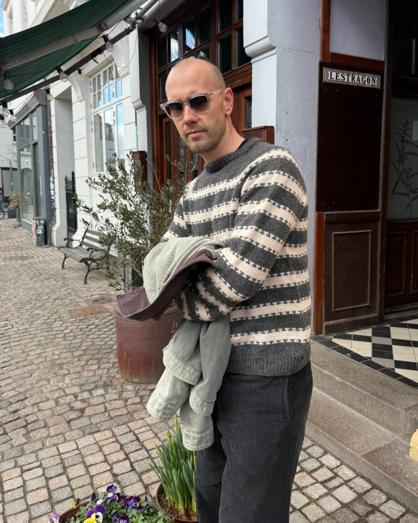 Mand iført grå og hvid Key Sweater Man