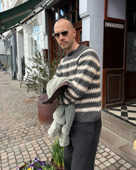 Mand iført grå og hvid Key Sweater Man