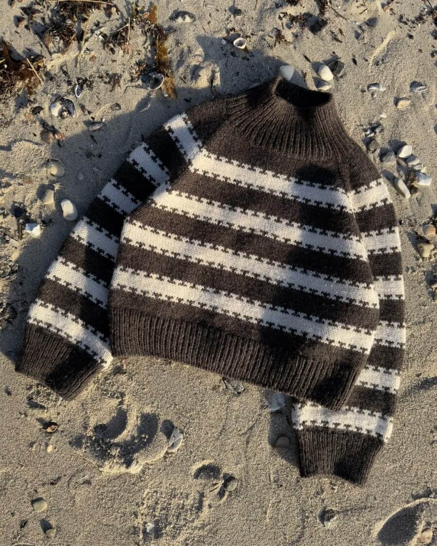 Kvinde iført brun og hvid Key Sweater
