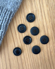 Sorte knapper set fra begge sider