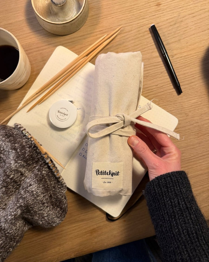 Knitter's Needle Case til strømpepinde sammen med PetiteKnit målebånd og maskemarkører