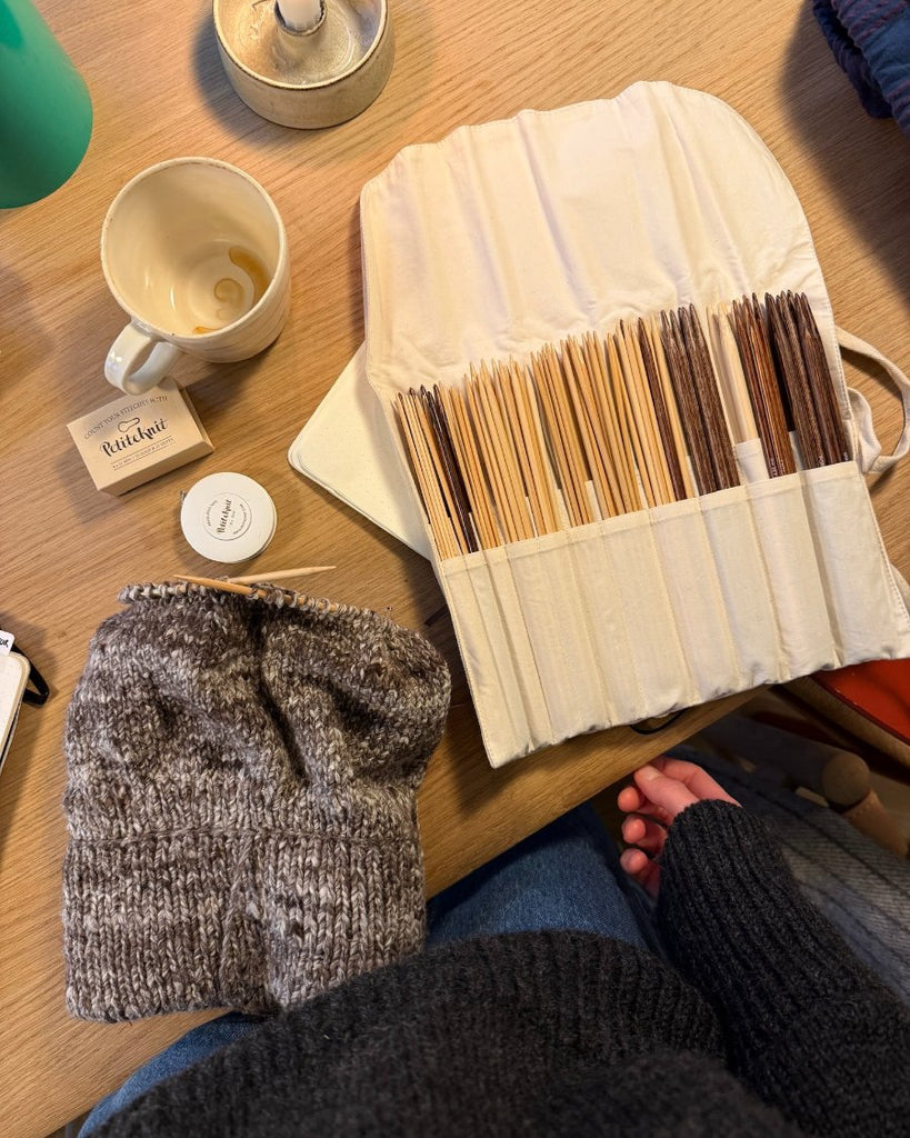Knitter's Needle Case til strømpepinde sammen med PetiteKnit målebånd og maskemarkører