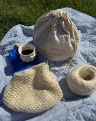 Knitter's Project Bag i farven Cloud på tæppe sammen med ufærdig, hvis Como Bag