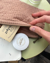 Praline purse med målebånd og maskemarkører inden i