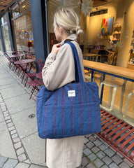 Kvinde med Knitter's Bag i arven Night Shadow over skulderen