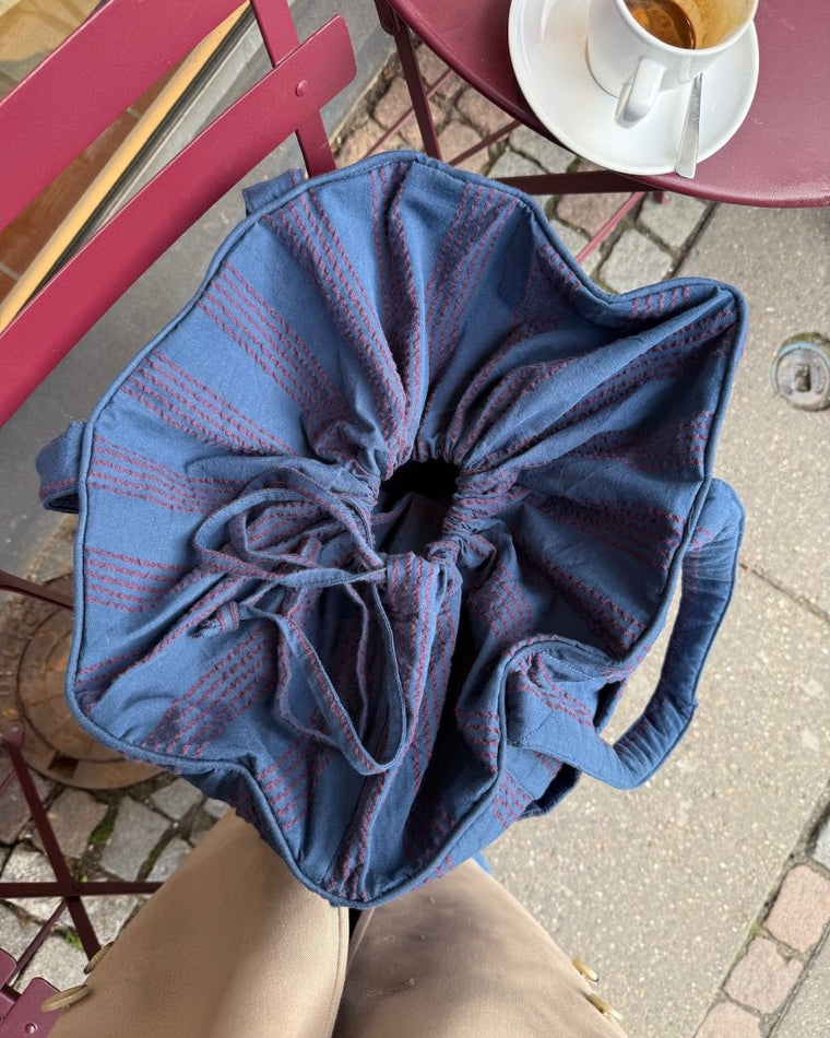 Kvinde med Knitter's Bag i arven Night Shadow over skulderen