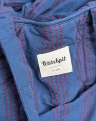 Closeup af tekstillogoet på Knitter's Bag i farven Night Shadow