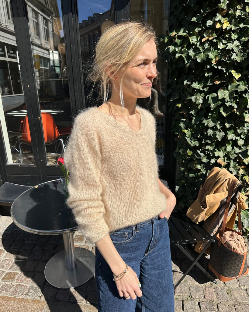 Kvinde iført beige Kumulus Bluse 