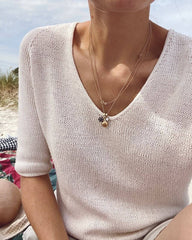 Kvinde i hvid Kumulus Tee strikket i Pure Silk